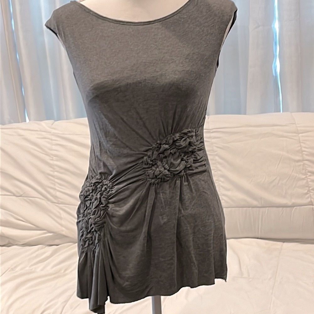Bailey 44 Cute Gray Sleeveless Top, size Med. Great Details in Front. NWOT